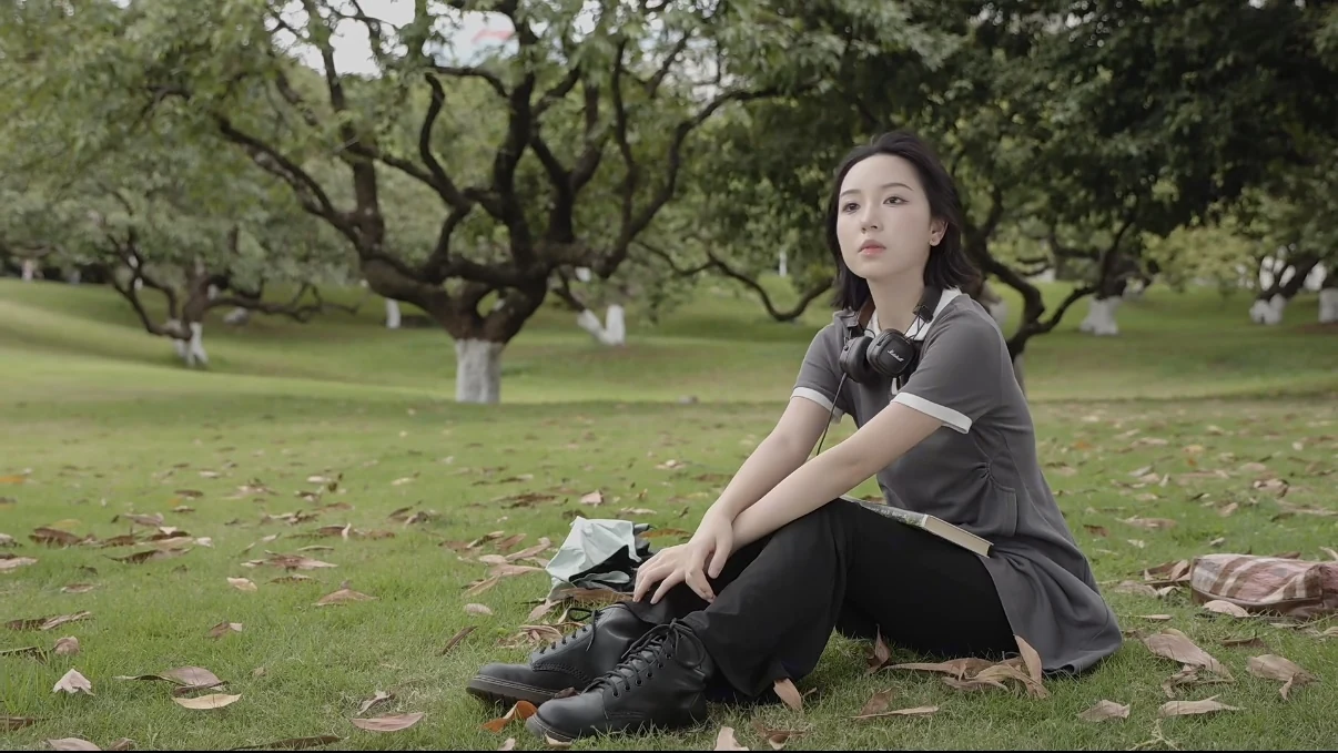 深圳大学毕业宣传片：校园草地场景